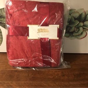 NWT New Zealand Cozy Fleece red blanket throw